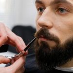 коррекция усов ножницами